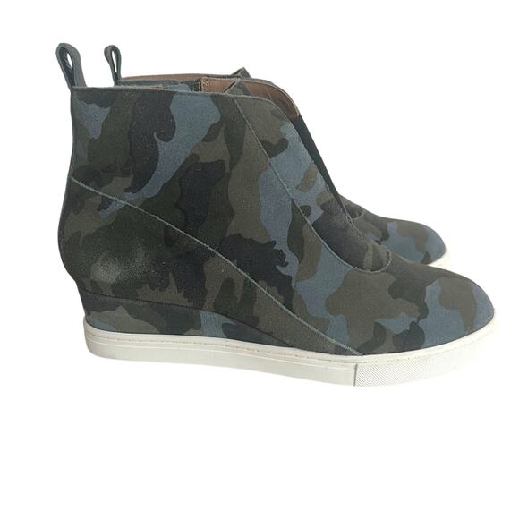 Linea Paola Felicia Camo Print Hidden Wedge Bootie Size 7.5M - Picture 1 of 14